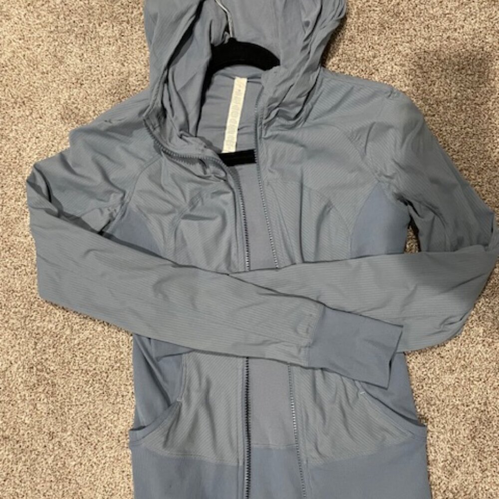 Lululemon reversible Influx jacket hooded - size 6. Excellent Condition Gr/Bl
